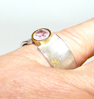 Handgefertigtes Einzelstück, Unikat-Ring aus 925 Silber mit einer Fassung aus 585 Gelbgold, in der ein facettierter, runder, zart rosa Turmalin sicher eingefaßt ist, die gekehlte Ringschiene hat eine Oberflächengestaltung in mattem Hammerschlag, die Kanten sind poliert, Ringweite ca. 58 -	Handarbeiten online bestellen bei Juwelier & Goldschmiede Danilo!