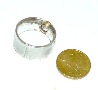 Handgefertigtes Einzelstück, Unikat-Ring aus 925 Silber mit einer Fassung aus 585 Gelbgold, in der ein facettierter, runder, zart rosa Turmalin sicher eingefaßt ist, die gekehlte Ringschiene hat eine Oberflächengestaltung in mattem Hammerschlag, die Kanten sind poliert, Ringweite ca. 58 -	Handarbeiten online bestellen bei Juwelier & Goldschmiede Danilo!