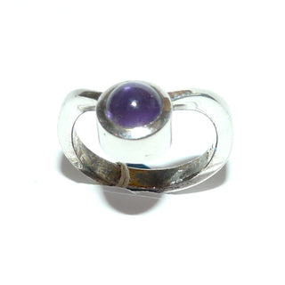 Einzelstück, handgefertigtes Unikat-Ring aus 925 Silber mit einem runden Amethyst-Cabochon, sicher eingefaßt in einer glatten geschlossenen Zargenfassung, polierte Ringschiene in V-Form, Ringweite 55 -	Handgefertigtes Unikat! Nur im Onlineshop von Juwelier & Goldschmiede Danilo!