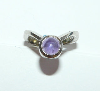 Einzelstück, handgefertigtes Unikat-Ring aus 925 Silber mit einem runden Amethyst-Cabochon, sicher eingefaßt in einer glatten geschlossenen Zargenfassung, polierte Ringschiene in V-Form, Ringweite 55 -	Handgefertigtes Unikat! Nur im Onlineshop von Juwelier & Goldschmiede Danilo!