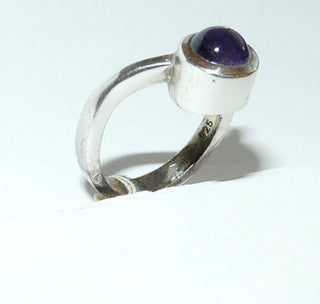 Einzelstück, handgefertigtes Unikat-Ring aus 925 Silber mit einem runden Amethyst-Cabochon, sicher eingefaßt in einer glatten geschlossenen Zargenfassung, polierte Ringschiene in V-Form, Ringweite 55 -	Handgefertigtes Unikat! Nur im Onlineshop von Juwelier & Goldschmiede Danilo!