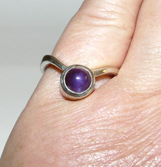 Einzelstück, handgefertigtes Unikat-Ring aus 925 Silber mit einem runden Amethyst-Cabochon, sicher eingefaßt in einer glatten geschlossenen Zargenfassung, polierte Ringschiene in V-Form, Ringweite 55 -	Handgefertigtes Unikat! Nur im Onlineshop von Juwelier & Goldschmiede Danilo!
