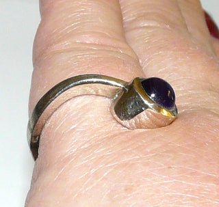 Einzelstück, handgefertigtes Unikat-Ring aus 925 Silber mit einem runden Amethyst-Cabochon, sicher eingefaßt in einer glatten geschlossenen Zargenfassung, polierte Ringschiene in V-Form, Ringweite 55 -	Handgefertigtes Unikat! Nur im Onlineshop von Juwelier & Goldschmiede Danilo!