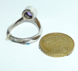Einzelstück, handgefertigtes Unikat-Ring aus 925 Silber mit einem runden Amethyst-Cabochon, sicher eingefaßt in einer glatten geschlossenen Zargenfassung, polierte Ringschiene in V-Form, Ringweite 55 -	Handgefertigtes Unikat! Nur im Onlineshop von Juwelier & Goldschmiede Danilo!