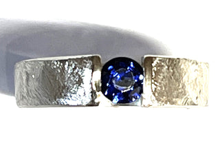schlichtes Einzelstück, Handarbeit, gleichlaufender Ring aus 925 Silber mit einer runden, saphirblauen, funkelnd facettierten Saphir-Replik, Ringoberfläche in einem groben Feilmatt, Ringweite 66,5 - Unikate und Pretiosen nur erhältlich im Onlineshop der Goldschmiede Danilo!