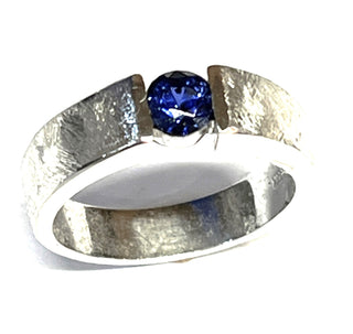 schlichtes Einzelstück, Handarbeit, gleichlaufender Ring aus 925 Silber mit einer runden, saphirblauen, funkelnd facettierten Saphir-Replik, Ringoberfläche in einem groben Feilmatt, Ringweite 66,5 - Unikate und Pretiosen nur erhältlich im Onlineshop der Goldschmiede Danilo!