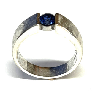 schlichtes Einzelstück, Handarbeit, gleichlaufender Ring aus 925 Silber mit einer runden, saphirblauen, funkelnd facettierten Saphir-Replik, Ringoberfläche in einem groben Feilmatt, Ringweite 66,5 - Unikate und Pretiosen nur erhältlich im Onlineshop der Goldschmiede Danilo!
