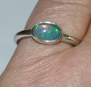 Einzelstück, Handarbeit, Ring aus 925 Silber mit einem ovalen, herrlich schimmernden Jelly-Opal sicher eingefaßt in einer Zargenfassung, Stein sitzt quer zum Finger in einer Runddraht-Schiene, Fassung ca. 9,7 mm x 7,2 mm, Ringweite 53-	Handgefertigtes Unikat! Nur im Onlineshop von Juwelier & Goldschmiede Danilo!