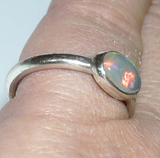 Einzelstück, Handarbeit, Ring aus 925 Silber mit einem ovalen, herrlich schimmernden Jelly-Opal sicher eingefaßt in einer Zargenfassung, Stein sitzt quer zum Finger in einer Runddraht-Schiene, Fassung ca. 9,7 mm x 7,2 mm, Ringweite 53-	Handgefertigtes Unikat! Nur im Onlineshop von Juwelier & Goldschmiede Danilo!