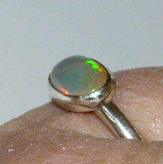 Einzelstück, Handarbeit, Ring aus 925 Silber mit einem ovalen, herrlich schimmernden Jelly-Opal sicher eingefaßt in einer Zargenfassung, Stein sitzt quer zum Finger in einer Runddraht-Schiene, Fassung ca. 9,7 mm x 7,2 mm, Ringweite 53-	Handgefertigtes Unikat! Nur im Onlineshop von Juwelier & Goldschmiede Danilo!