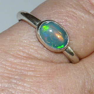Einzelstück, Handarbeit, Ring aus 925 Silber mit einem ovalen, herrlich schimmernden Jelly-Opal sicher eingefaßt in einer Zargenfassung, Stein sitzt quer zum Finger in einer Runddraht-Schiene, Fassung ca. 9,7 mm x 7,2 mm, Ringweite 53-	Handgefertigtes Unikat! Nur im Onlineshop von Juwelier & Goldschmiede Danilo!