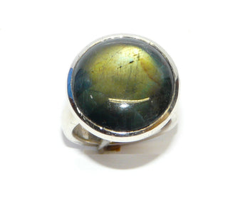 Handarbeit, Einzelstück, Ring aus 925 Silber mit einem wunderschön schimmernden, runden, olivgrünen Labradorit im Cabochonschliff, ca. 22 mm Durchmesser, Ringweite 59  
-	Handarbeiten online bestellen bei Juwelier & Goldschmiede Danilo!
