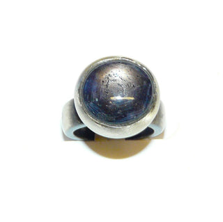 rundes Einzelstück, Handarbeit, Ring aus massiv 925 Silber in den Tiefen geschwärzt, seidenmatt mit einem dunkel burgund, runden Sternrubin als Cabochon, schön strahlender Stern, eingefaßt in einer halbrunden Schale, Durchmesser ca. 17,8 mm, Ringweite 53 - Handgefertigtes Unikat! Nur im Onlineshop von Juwelier & Goldschmiede Danilo!
