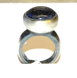 rundes Einzelstück, Handarbeit, Ring aus massiv 925 Silber in den Tiefen geschwärzt, seidenmatt mit einem dunkel burgund, runden Sternrubin als Cabochon, schön strahlender Stern, eingefaßt in einer halbrunden Schale, Durchmesser ca. 17,8 mm, Ringweite 53 - Handgefertigtes Unikat! Nur im Onlineshop von Juwelier & Goldschmiede Danilo!