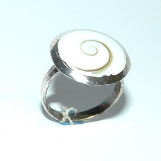 Einzelstück, Unikat-Ring "Shiva-Spirale" aus 925 Silber, Shivas Eye, weiße Shiva-Muschel als flacher runder Cabochon, glatt in die silberne Fassung eingearbeitet, Ringweite verstellbar ca. 57 -	Unikate und Pretiosen nur erhältlich im Onlineshop der Goldschmiede Danilo!