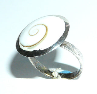 Einzelstück, Unikat-Ring "Shiva-Spirale" aus 925 Silber, Shivas Eye, weiße Shiva-Muschel als flacher runder Cabochon, glatt in die silberne Fassung eingearbeitet, Ringweite verstellbar ca. 57 -	Unikate und Pretiosen nur erhältlich im Onlineshop der Goldschmiede Danilo!