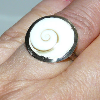 Einzelstück, Unikat-Ring "Shiva-Spirale" aus 925 Silber, Shivas Eye, weiße Shiva-Muschel als flacher runder Cabochon, glatt in die silberne Fassung eingearbeitet, Ringweite verstellbar ca. 57 -	Unikate und Pretiosen nur erhältlich im Onlineshop der Goldschmiede Danilo!