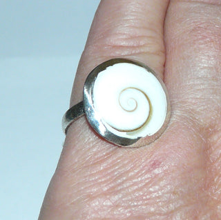Einzelstück, Unikat-Ring "Shiva-Spirale" aus 925 Silber, Shivas Eye, weiße Shiva-Muschel als flacher runder Cabochon, glatt in die silberne Fassung eingearbeitet, Ringweite verstellbar ca. 57 -	Unikate und Pretiosen nur erhältlich im Onlineshop der Goldschmiede Danilo!