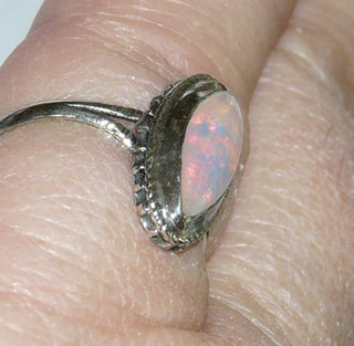 Einzelstück, Handarbeit, Ring aus 925 Silber mit einem rötlichgrünen äthiopischen Opal-Cabochon in Schiffchenform, Ringweite 51, Oberteil ca. 15,5 mm x 8,1 mm -	Handarbeiten online bestellen bei Juwelier & Goldschmiede Danilo!
