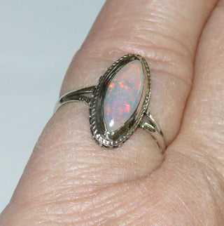 Einzelstück, Handarbeit, Ring aus 925 Silber mit einem rötlichgrünen äthiopischen Opal-Cabochon in Schiffchenform, Ringweite 51, Oberteil ca. 15,5 mm x 8,1 mm -	Handarbeiten online bestellen bei Juwelier & Goldschmiede Danilo!