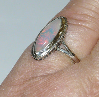 Einzelstück, Handarbeit, Ring aus 925 Silber mit einem rötlichgrünen äthiopischen Opal-Cabochon in Schiffchenform, Ringweite 51, Oberteil ca. 15,5 mm x 8,1 mm -	Handarbeiten online bestellen bei Juwelier & Goldschmiede Danilo!