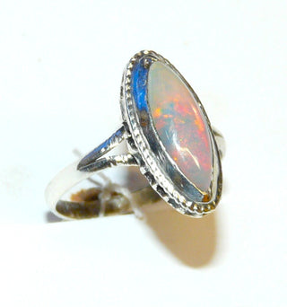 längliches Einzelstück, Handarbeit, Ring aus 925 Silber mit einem herrlich rötlich-grün schillernden, äthiopischen Opal-Cabochon in Schiffchenform / Marquise, Ringweite 51, Oberteil ca. 15,5 mm x 8,1 mm - Handarbeiten online bestellen bei Juwelier & Goldschmiede Danilo!