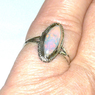 längliches Einzelstück, Handarbeit, Ring aus 925 Silber mit einem herrlich rötlich-grün schillernden, äthiopischen Opal-Cabochon in Schiffchenform / Marquise, Ringweite 51, Oberteil ca. 15,5 mm x 8,1 mm - Handarbeiten online bestellen bei Juwelier & Goldschmiede Danilo!