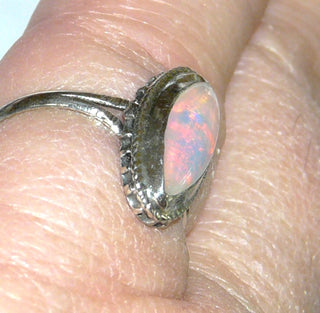 längliches Einzelstück, Handarbeit, Ring aus 925 Silber mit einem herrlich rötlich-grün schillernden, äthiopischen Opal-Cabochon in Schiffchenform / Marquise, Ringweite 51, Oberteil ca. 15,5 mm x 8,1 mm - Handarbeiten online bestellen bei Juwelier & Goldschmiede Danilo!
