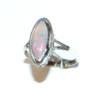längliches Einzelstück, Handarbeit, Ring aus 925 Silber mit einem herrlich rötlich-grün schillernden, äthiopischen Opal-Cabochon in Schiffchenform / Marquise, Ringweite 51, Oberteil ca. 15,5 mm x 8,1 mm - Handarbeiten online bestellen bei Juwelier & Goldschmiede Danilo!