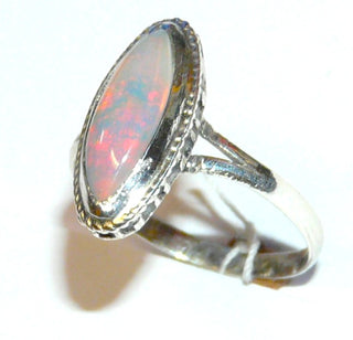 längliches Einzelstück, Handarbeit, Ring aus 925 Silber mit einem herrlich rötlich-grün schillernden, äthiopischen Opal-Cabochon in Schiffchenform / Marquise, Ringweite 51, Oberteil ca. 15,5 mm x 8,1 mm - Handarbeiten online bestellen bei Juwelier & Goldschmiede Danilo!