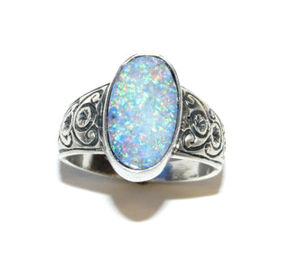 Handarbeit, Einzelstück, Ring aus Silber 925 mit australischer Opal-Doublette in schönen Blau-Grün-Rot-Tönen, ca.18 mm X 11 mm, gravierte Muster in der Ringschiene sind in den Tiefen geschwärzt, Ringweite 65,5  -	Handarbeiten online bestellen bei Juwelier & Goldschmiede Danilo!