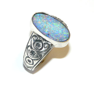 Handarbeit, Einzelstück, Ring aus Silber 925 mit australischer Opal-Doublette in schönen Blau-Grün-Rot-Tönen, ca.18 mm X 11 mm, gravierte Muster in der Ringschiene sind in den Tiefen geschwärzt, Ringweite 65,5  -	Handarbeiten online bestellen bei Juwelier & Goldschmiede Danilo!