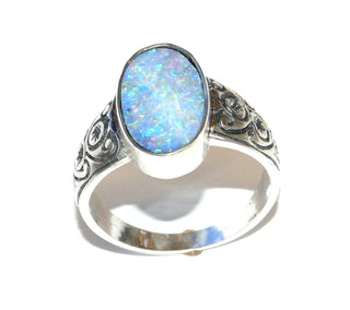 Handarbeit, Einzelstück, Ring aus Silber 925 mit australischer Opal-Doublette in schönen Blau-Grün-Rot-Tönen, ca.18 mm X 11 mm, gravierte Muster in der Ringschiene sind in den Tiefen geschwärzt, Ringweite 65,5  -	Handarbeiten online bestellen bei Juwelier & Goldschmiede Danilo!