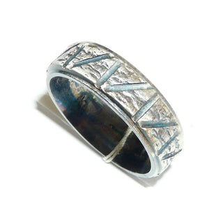 Einzelstück, handgefertigter Ring aus 925 Silber, gleichlaufend mit einem tief eingearbeitetem Muster, erinnert an die Borke eines Baumes + graphische Linien, in den Tiefen geschwärzt, mattiert, Ringweite 61 -	Handarbeiten online bestellen bei Juwelier & Goldschmiede Danilo!