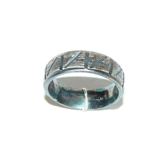Einzelstück, handgefertigter Ring aus 925 Silber, gleichlaufend mit einem tief eingearbeitetem Muster, erinnert an die Borke eines Baumes + graphische Linien, in den Tiefen geschwärzt, mattiert, Ringweite 61 -	Handarbeiten online bestellen bei Juwelier & Goldschmiede Danilo!