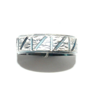 Einzelstück, handgefertigter Ring aus 925 Silber, gleichlaufend mit einem tief eingearbeitetem Muster, erinnert an die Borke eines Baumes + graphische Linien, in den Tiefen geschwärzt, mattiert, Ringweite 61 -	Handarbeiten online bestellen bei Juwelier & Goldschmiede Danilo!