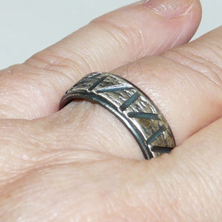 Einzelstück, handgefertigter Ring aus 925 Silber, gleichlaufend mit einem tief eingearbeitetem Muster, erinnert an die Borke eines Baumes + graphische Linien, in den Tiefen geschwärzt, mattiert, Ringweite 61 -	Handarbeiten online bestellen bei Juwelier & Goldschmiede Danilo!