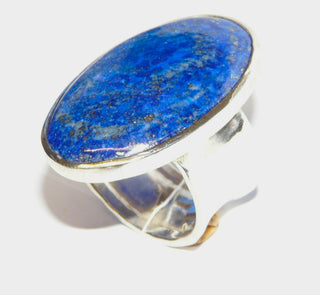 Handarbeit, Einzelstück, Statement-Ring aus 925 Silber mit großem ovalen Lapislazuli im Cabochon-Schliff, gekehlte + gehämmerte Schiene, ca. 35,9 mm x 24 mm, Ringweite 65,5 - Handgefertigter Schmuck nur erhältlich bei www.danilogold-shop.de 