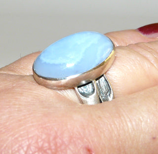 Handarbeit, Einzelstück, Ring aus 925 Silber mit einem großen ovalen, hellblauen Chalcedon, ca. 24 mm x 16,8 mm, Schiene oben gerieft, Ringweite 63 -	Handgefertigter Schmuck nur erhältlich bei www.danilogold-shop.d