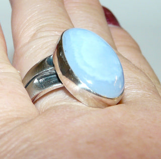 Handarbeit, Einzelstück, Ring aus 925 Silber mit einem großen ovalen, hellblauen Chalcedon, ca. 24 mm x 16,8 mm, Schiene oben gerieft, Ringweite 63 -	Handgefertigter Schmuck nur erhältlich bei www.danilogold-shop.d