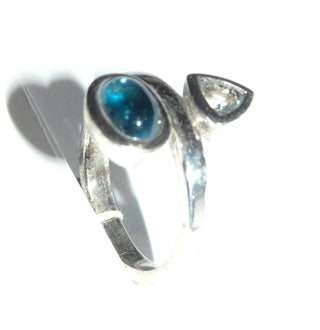 Handgefertigtes Einzelstück, Unikat-Ring aus 925 Silber mit einem intensiv blauen Topas-Cabochon + einem hellblauen, funkelnd facettierten Triangel-Topas, poliert, Ringweite 57,5 -	Handgefertigtes Unikat! Nur im Onlineshop von Juwelier & Goldschmiede Danilo!