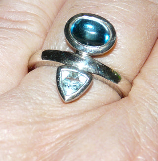 Handgefertigtes Einzelstück, Unikat-Ring aus 925 Silber mit einem intensiv blauen Topas-Cabochon + einem hellblauen, funkelnd facettierten Triangel-Topas, poliert, Ringweite 57,5 -	Handgefertigtes Unikat! Nur im Onlineshop von Juwelier & Goldschmiede Danilo!