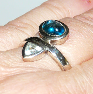 Handgefertigtes Einzelstück, Unikat-Ring aus 925 Silber mit einem intensiv blauen Topas-Cabochon + einem hellblauen, funkelnd facettierten Triangel-Topas, poliert, Ringweite 57,5 -	Handgefertigtes Unikat! Nur im Onlineshop von Juwelier & Goldschmiede Danilo!