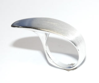 Einzelstück, Handarbeit, Ring aus 925 Silber, der über 2 Finger reicht, außergewöhnliche Form, massiv, seidenmatt, Ringweite 52-	Handgefertigter Schmuck nur erhältlich bei www.danilogold-shop.de 