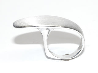 Einzelstück, Handarbeit, Ring aus 925 Silber, der über 2 Finger reicht, außergewöhnliche Form, massiv, seidenmatt, Ringweite 52-	Handgefertigter Schmuck nur erhältlich bei www.danilogold-shop.de 