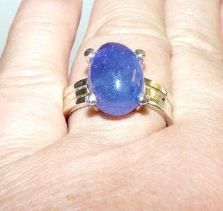 Einzelstück, Unikat-Ring aus 925 Silber mit einem schönen großen ovalen Tansanit von 10,61 Karat im Cabochon-Schliff und schillernden Einschlüssen, sicher eingefaßt in einem 4-Krapper-Chaton mit besonders stabilen Krappen, geriefte Ringschiene, poliert, Ringweite 63 -	Handgefertigtes Unikat! Nur im Onlineshop von Juwelier & Goldschmiede Danilo!