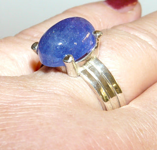 Einzelstück, Unikat-Ring aus 925 Silber mit einem schönen großen ovalen Tansanit von 10,61 Karat im Cabochon-Schliff und schillernden Einschlüssen, sicher eingefaßt in einem 4-Krapper-Chaton mit besonders stabilen Krappen, geriefte Ringschiene, poliert, Ringweite 63 -	Handgefertigtes Unikat! Nur im Onlineshop von Juwelier & Goldschmiede Danilo!
