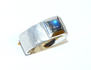 Einzelstück, Handarbeit, massiver Ring aus feilmattem 925 Silber mit einem quadratischen blau schillernden Labradorit-Cabochon in einer polierten Fassung, Oberteil ca. 5,3 mm x 5,3 mm, Ringweite 52-	Handgefertigtes Unikat! Nur im Onlineshop von Juwelier & Goldschmiede Danilo!