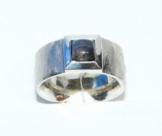 Einzelstück, Handarbeit, massiver Ring aus feilmattem 925 Silber mit einem quadratischen blau schillernden Labradorit-Cabochon in einer polierten Fassung, Oberteil ca. 5,3 mm x 5,3 mm, Ringweite 52-	Handgefertigtes Unikat! Nur im Onlineshop von Juwelier & Goldschmiede Danilo!