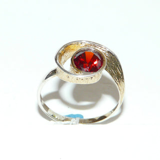 Einzelstück, ungewöhnlicher Ring aus 925 Silber, teilweise vergoldet, mit einem dunkelroten, herrlich funkelnden runden, facettierten Granat "Farbe Böhmisches Feuer", silberne, polierte Ringschiene, die innen borkiert ist, der Edelstein ist sicher in einer schneckenförmigen Schlaufe eingefaßt, Ringweite 61 -	Einzelstücke nur erhältlich bei www.danilogold-shop.de
-	

